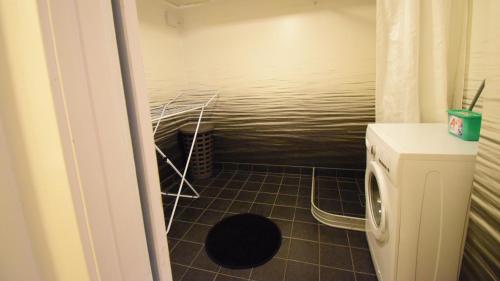 - une petite buanderie avec un lave-linge et un sèche-linge dans l'établissement Apartment in central Kiruna 7, à Kiruna