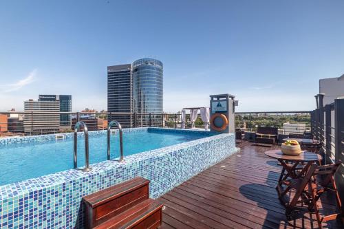 una piscina en la parte superior de un edificio con vistas al perfil urbano en Palladium Business Hotel, en Montevideo