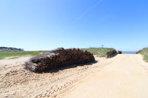 una pila de tierra al costado de un camino de tierra en Haus Nordseebrandung, en Cuxhaven