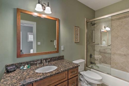 Vannituba majutusasutuses Santa Rosa Beach Haven with Rooftop and Pool Access