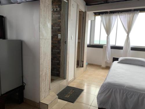 Tempat tidur dalam kamar di Hotel la Barca