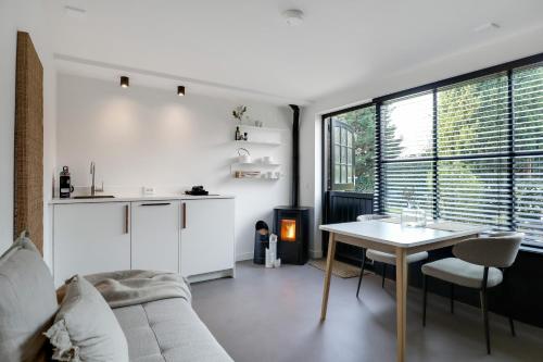 uma sala de estar com um sofá branco e uma mesa em The Slow em Zuidoostbeemster