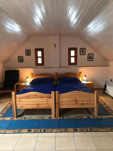 1 dormitorio con cama de madera en una habitación en Tradiční český dům s ložnicemi v podkroví en Všejany
