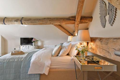 Una cama o camas en una habitación de Horseshoe House