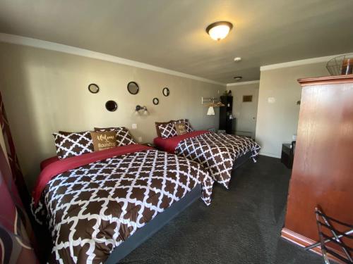 a bedroom with two beds in a room at Roundtop Mountain Vista - Cabins and Motel in Thermopolis