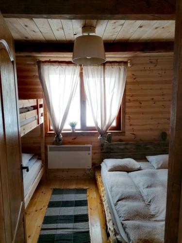 ein Schlafzimmer mit zwei Betten und einem Fenster in der Unterkunft Nexus B2 in Făgeţel