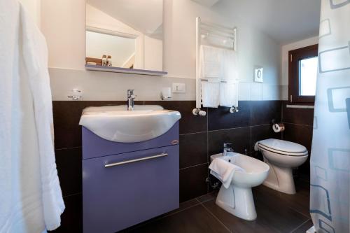ein Bad mit einem Waschbecken und einem WC in der Unterkunft Villa San Lorenzo in Palermo
