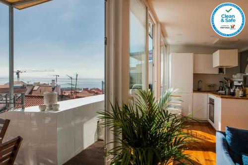 Bild i bildgalleri på Amazing Rooftop Terrace With River And Historic City View 4 Bedrooms 4 bathrooms AC 19th Century Building Chiado i Lissabon