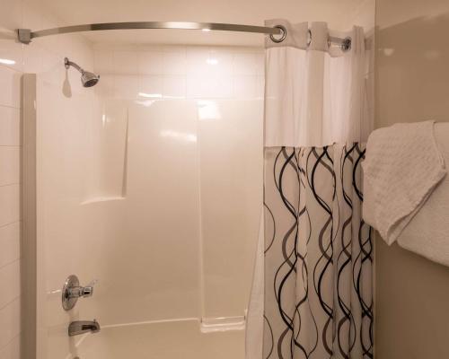 A bathroom at Best Western Mountainview Inn