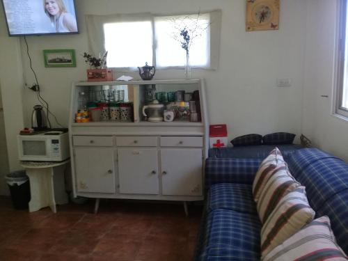 a living room with a couch and a window at Mar de Cobo casa en alquiler temporario in Mar de Cobo