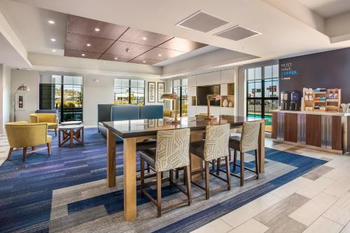 a dining room with a table and chairs at Holiday Inn Express & Suites Tulsa East - Catoosa by IHG in Catoosa