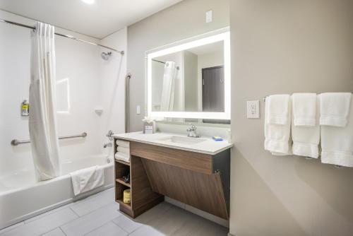 Ett badrum på Holiday Inn Express & Suites Tulsa East - Catoosa, an IHG Hotel