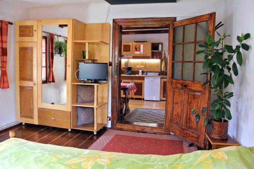 uma sala de estar com uma porta e uma cozinha em Casa Nicu em Vale