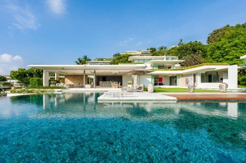 una gran piscina frente a una casa en Samujana Villas en Choeng Mon Beach