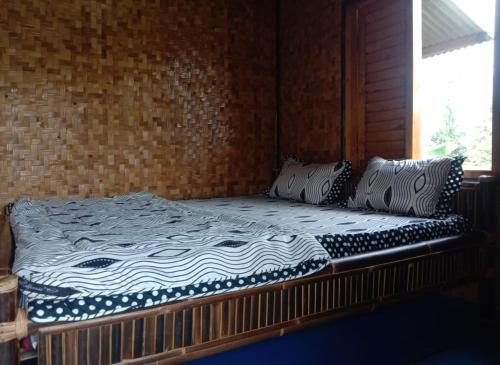 Een bed of bedden in een kamer bij De Salak Homestay