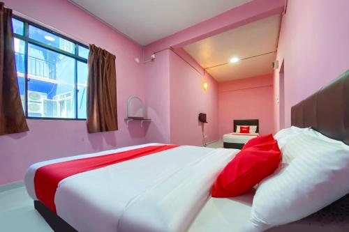 A bed or beds in a room at Super OYO 90039 Coop Hotel Kangar