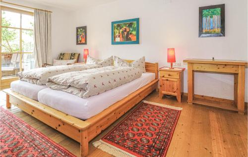 アルプバッハにあるAmazing Apartment In Alpbach With 2 Bedrooms And Wifiのベッドルーム(大型ベッド1台、暖炉付)