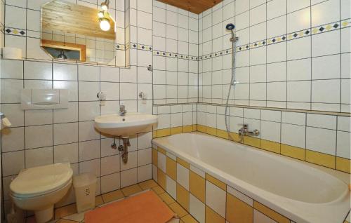Kúpeľňa v ubytovaní Lovely Apartment In Alpbach With Wifi
