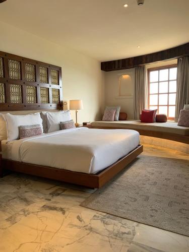 Postel nebo postele na pokoji v ubytování Alila Fort Bishangarh Jaipur - A Hyatt Brand