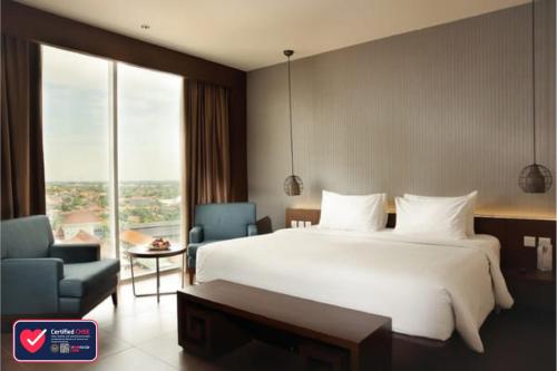 Ένα ή περισσότερα κρεβάτια σε δωμάτιο στο The Luxton Cirebon Hotel and Convention