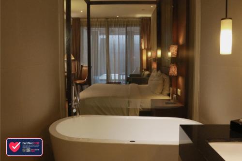 Bathroom sa The Luxton Cirebon Hotel and Convention