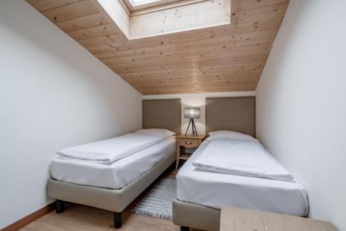 Een bed of bedden in een kamer bij Apartment Torri di Seefeld