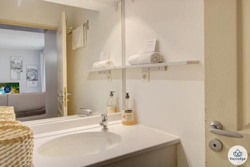 a bathroom with a sink and a mirror at T2 - Evid8nce - 42m2 - Piscine - Centre de Saint-Denis in Saint-Denis