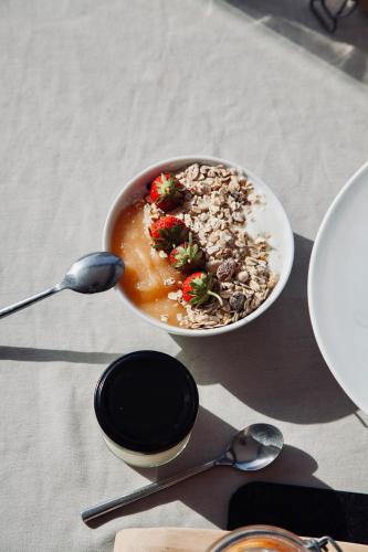 een kom granola met aardbeien op een tafel bij Auberge Kallisté - Eco Label in Porto Pollo