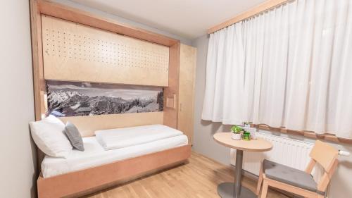 Postel nebo postele na pokoji v ubytování JUFA Hotel Montafon