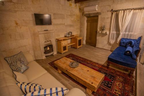 Ruang duduk di Divan Cave House