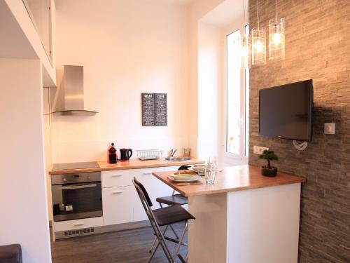 Studio Mezzanine Rue Pietaにあるキッチンまたは簡易キッチン