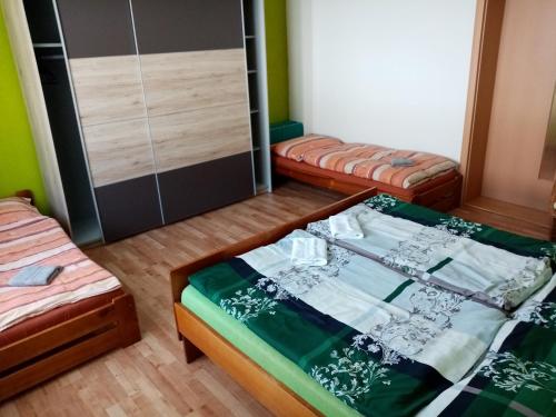 Habitación pequeña con 2 camas y armario en Domek en Reľov