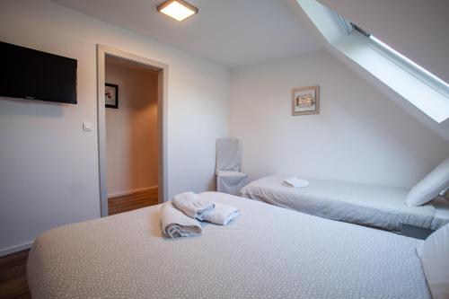A bed or beds in a room at Hôtel Restaurant Kuentz