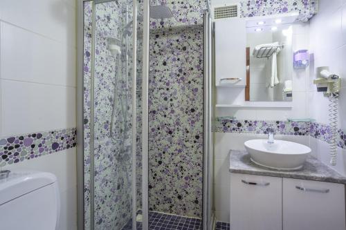 A bathroom at Hotel Villa Daffodil