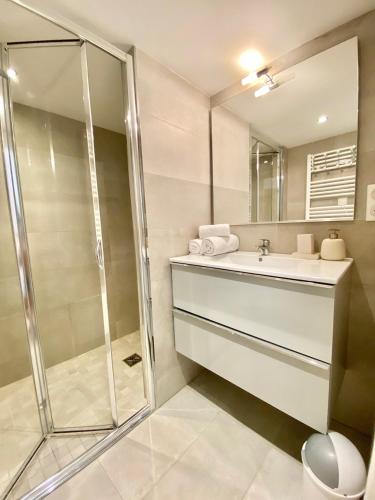 une salle de bain avec douche et lavabo dans l'établissement Studio La Pietonne-plage-clim, à Menton