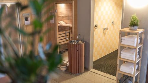 y baño con ducha, calentador y toallas. en JUFA Hotel Montafon en Bartholomäberg