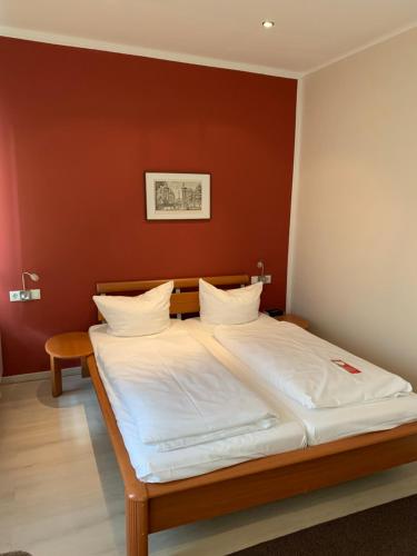 Ένα ή περισσότερα κρεβάτια σε δωμάτιο στο Altstadt Hotel