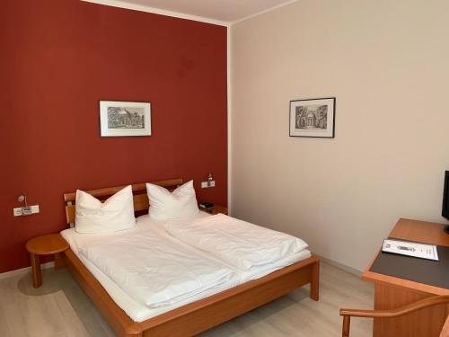 Ένα ή περισσότερα κρεβάτια σε δωμάτιο στο Altstadt Hotel