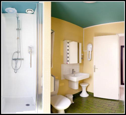 ein Bad mit einer Dusche, einem WC und einem Waschbecken in der Unterkunft Dolce Vita in Bruay-la-Buissiere