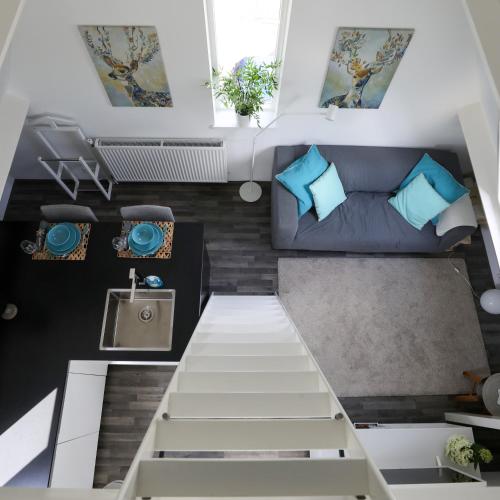 an overhead view of a tiny house with a couch at Appartement Klein Waldeck in Velp