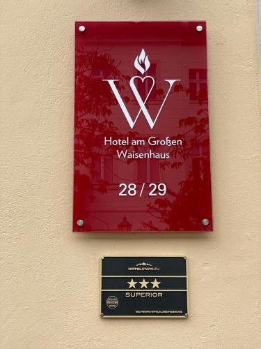 uma placa numa parede que lê o hotel amazon garden waikiyrinth em Hotel am Großen Waisenhaus em Potsdam