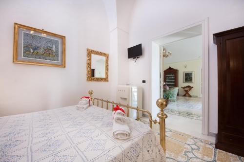 杜耶的住宿－Agriturismo Villantica，一间卧室配有带毛巾的床