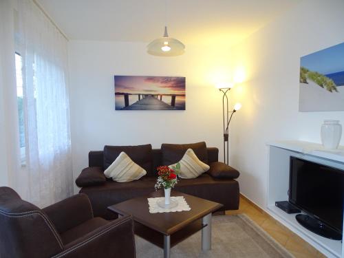 a living room with a couch and a table at Ferienwohnungen Stranddistel - Apartments von 30 bis 75 qm in Zinnowitz