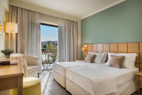Ένα ή περισσότερα κρεβάτια σε δωμάτιο στο Ionian Plaza Hotel
