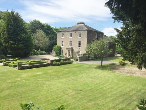 a large house with a green lawn in front of it at Georgian Villa in Richmond on the River Swale in Richmond