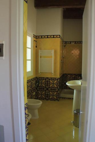 a bathroom with a toilet and a sink at Agriturismo Tenuta La Muratella in Ponte Galeria
