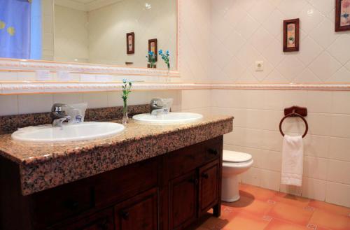 La salle de bains est pourvue de 2 lavabos et de toilettes. dans l'établissement Vip Villas - Caleta Dorada, à Caleta de Fuste