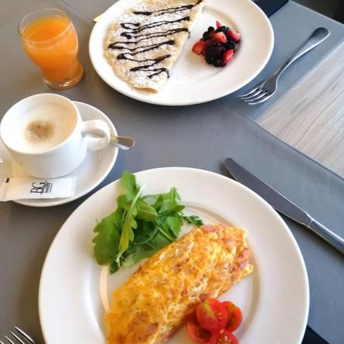 ein Tisch mit zwei Tellern Essen und einer Tasse Kaffee in der Unterkunft BG Rei del Mediterrani in Playa de Muro