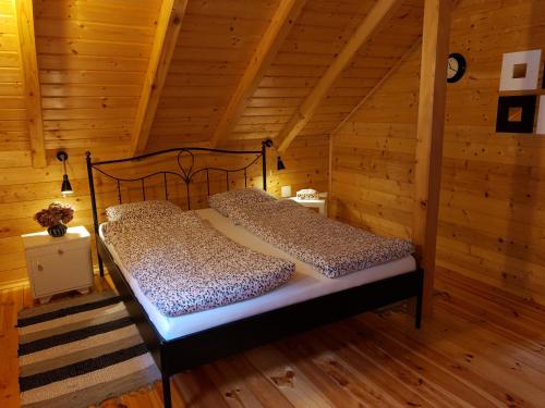 Postelja oz. postelje v sobi nastanitve Drvena Hižica