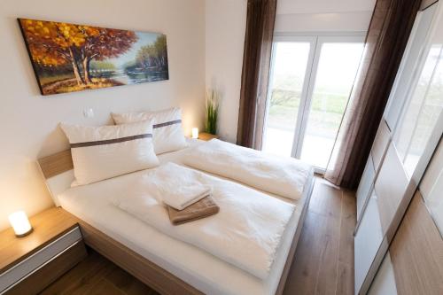 Posteľ alebo postele v izbe v ubytovaní Beachfront Reiterer Villa V2 with Seaview 30 meters from the Beach - CROWONDER LUXURY RENT